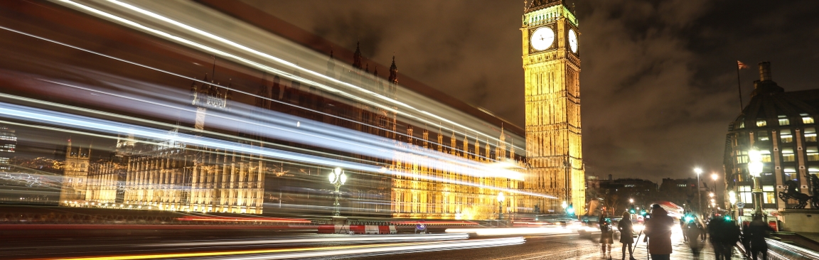 Palace of Westminster in London with nighttime traffic ( Image 昕 沈/Pixabay)