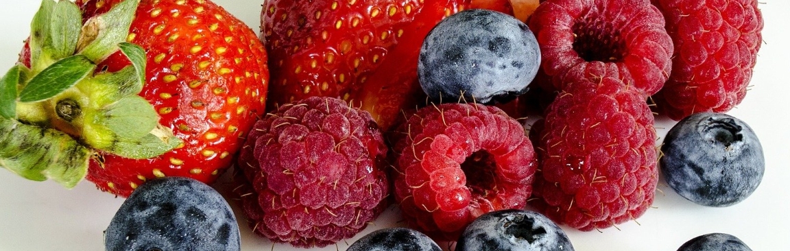 A selection of berries (Image by Angel Glen/Pixabay)