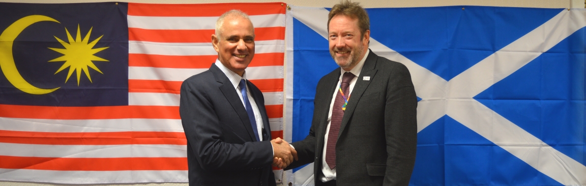 Profs Sayed Azam-Ali (l) and Colin Campbell (r) signed the document