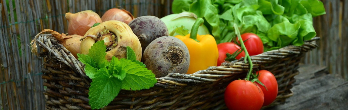 A basket of vegetables (Image by congerdesign from Pixabay)
