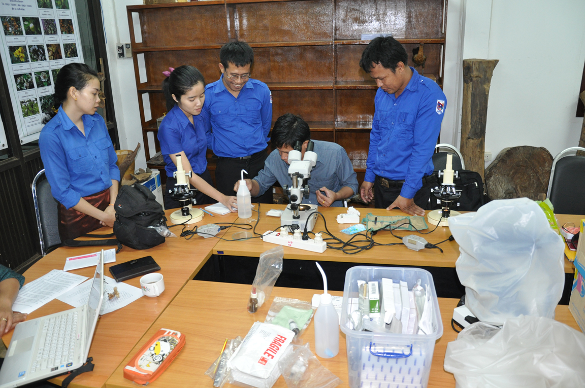 Mr Phongeun Sysouphanthong showing BEI staff how to prepare microscope slides.