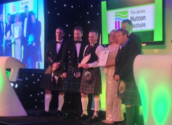 Professor Colin Campbell presents Innovation Award to CPR project (c) Hutton