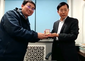 Prof Jianbo Shen (right) being presented with the Dundee Medal