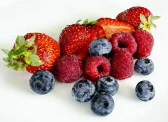 A selection of berries (Image by Angel Glen/Pixabay)
