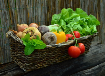 A basket of vegetables (Image by congerdesign from Pixabay)